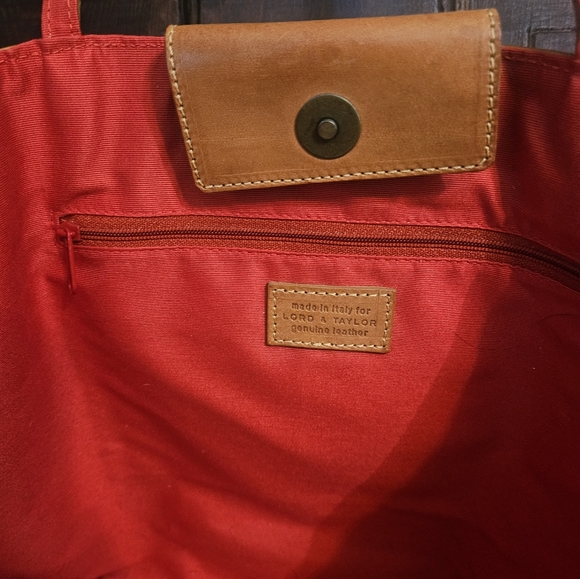 LORD & TAYLOR LEATHER TOTEBAG MADE IN ITALY. RED TRIM INSIDE &OUT.BRASS FEET! - Picture 6 of 6